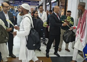 হজের প্রথম ফ্লাইটে দেশে ফিরলেন ৩৬৯ হাজি