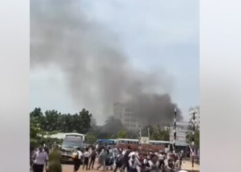 রাজধানীতে বিমানবাহিনীর প্রশিক্ষণ বিমান বিধ্বস্ত