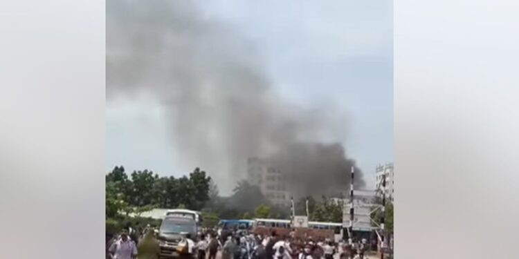রাজধানীতে বিমানবাহিনীর প্রশিক্ষণ বিমান বিধ্বস্ত