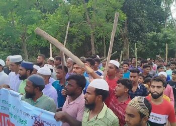 নবীজি (সা.) কে কটূক্তিকারীর ফাঁসির দাবিতে কিশোরগঞ্জে বিক্ষোভ-মানববন্ধন