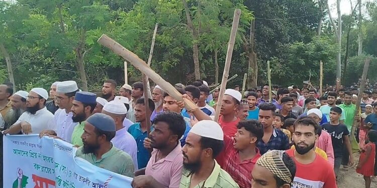 নবীজি (সা.) কে কটূক্তিকারীর ফাঁসির দাবিতে কিশোরগঞ্জে বিক্ষোভ-মানববন্ধন
