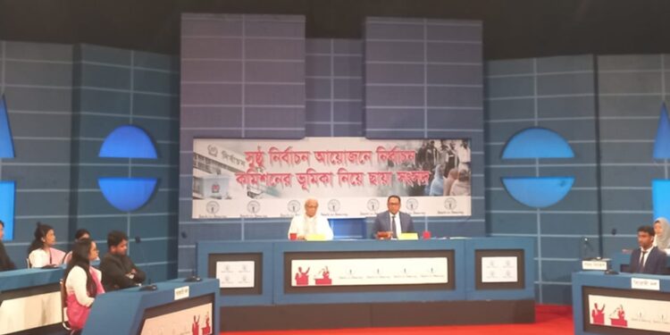 দিনকে রাত করার ক্ষমতা ছাড়া ইসি সব কিছুই পারে: বদিউল আলম মজুমদার