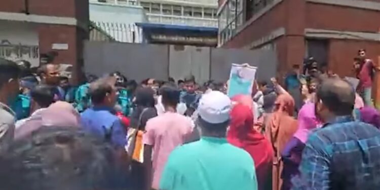 আইন উপদেষ্টার পদত্যাগ দাবি জুলাই শহীদের স্বজনদের