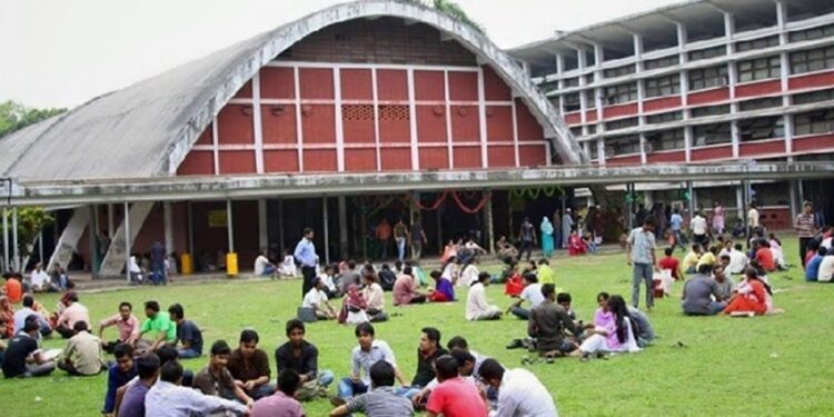 ভোটের প্রচারণায় মুখর হয়ে উঠেছে ঢাবি ক্যাম্পাস