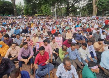 তিন দফা দাবি নিয়ে শহীদ মিনারে প্রাথমিক শিক্ষকদের সমাবেশ