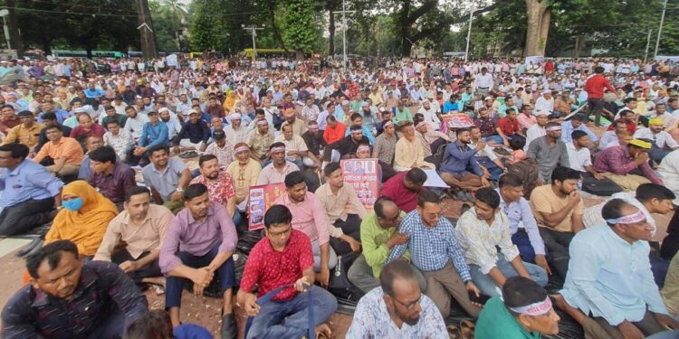 তিন দফা দাবি নিয়ে শহীদ মিনারে প্রাথমিক শিক্ষকদের সমাবেশ