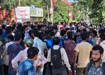 বাকৃবি হল ছাড়ার নির্দেশ প্রত্যাখ্যান, শিক্ষার্থীদের বিক্ষোভ