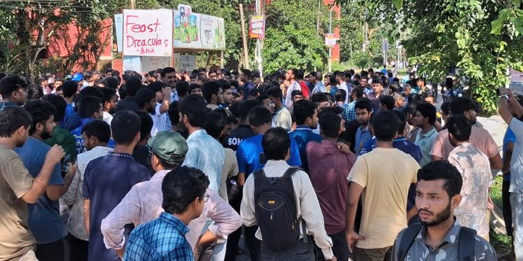 বাকৃবি হল ছাড়ার নির্দেশ প্রত্যাখ্যান, শিক্ষার্থীদের বিক্ষোভ