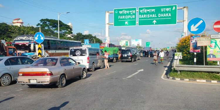 ঢাকা–ফরিদপুর রুটে অবরোধ, ২১ জেলার যানবাহন চলাচল বন্ধ