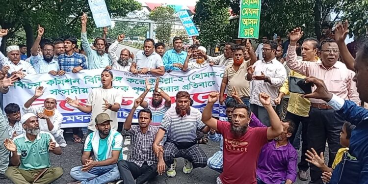 আসন বহালের দাবিতে ঢাকা-চট্টগ্রাম মহাসড়ক অবরোধ