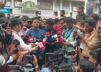 ডাকসু নির্বাচনে ভোটকেন্দ্রে নিয়ম ভঙ্গ করছে প্রার্থীরা, বিরক্ত শিক্ষার্থীরা