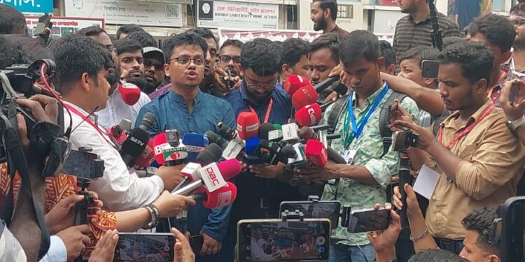 ডাকসু নির্বাচনে ভোটকেন্দ্রে নিয়ম ভঙ্গ করছে প্রার্থীরা, বিরক্ত শিক্ষার্থীরা