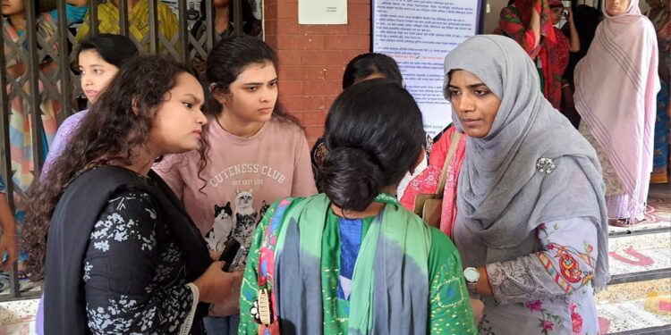 জাকসু নির্বাচন: দুই হলে অনিয়মের কারণে ভোটগ্রহণ বন্ধ