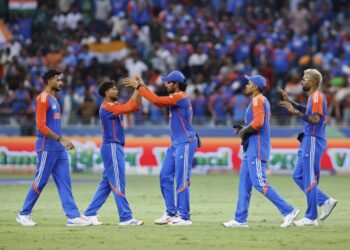 মহারণে সহজ জয় পেল ভারত