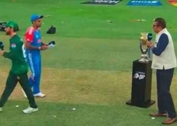 ভারতের ক্রিকেটারদের হাত মেলাতে অস্বীকৃতিতে পাকিস্তান অধিনায়কের প্রতিবাদ