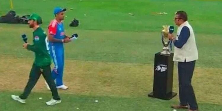 ভারতের ক্রিকেটারদের হাত মেলাতে অস্বীকৃতিতে পাকিস্তান অধিনায়কের প্রতিবাদ