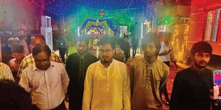 দুর্গাপূজা পরিদর্শনে জগন্নাথ হলে ডাকসু ভিপি, সাম্প্রদায়িক সম্প্রীতির দৃষ্টান্ত স্থাপনের আহ্বান