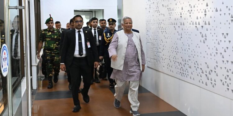প্রধান উপদেষ্টা দেশে ফিরেছেন