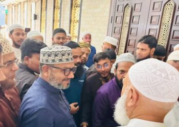 বায়তুল মোকাররমে মুসল্লিদের সঙ্গে শুভেচ্ছা বিনিময় জামায়াত আমিরের