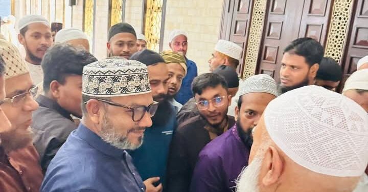 বায়তুল মোকাররমে মুসল্লিদের সঙ্গে শুভেচ্ছা বিনিময় জামায়াত আমিরের