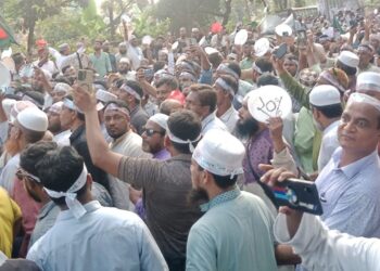 শিক্ষকদের ‘ভুখা মিছিল’ পন্ড করে দিলো পুলিশ