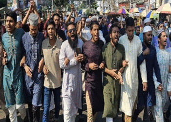 ইসকন নিষিদ্ধের দাবিতে ঢাকা কলেজ শিক্ষার্থীদের বিক্ষোভ