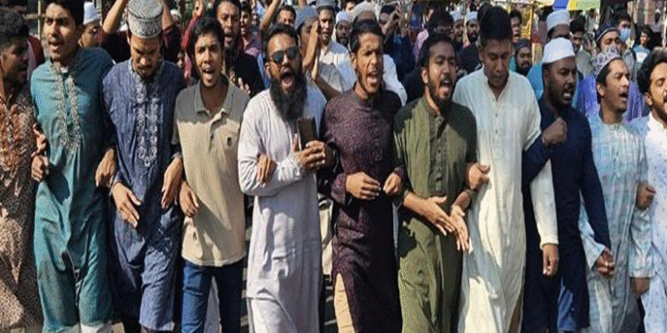 ইসকন নিষিদ্ধের দাবিতে ঢাকা কলেজ শিক্ষার্থীদের বিক্ষোভ