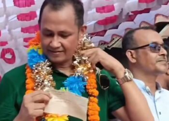 বিএনপি নেতাকে  সমাবেশ মঞ্চে ১০ লাখ টাকার চেক দিলেন কর্মী