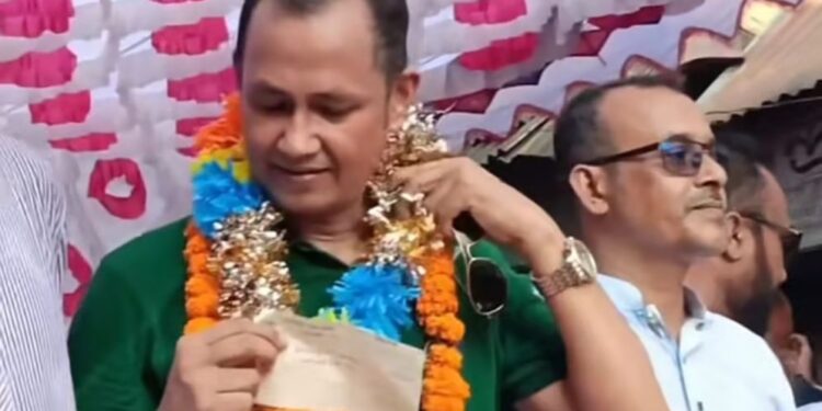 বিএনপি নেতাকে  সমাবেশ মঞ্চে ১০ লাখ টাকার চেক দিলেন কর্মী