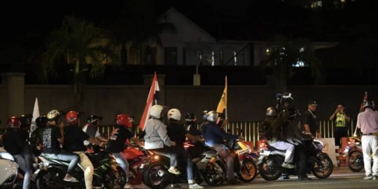 ‘ট্রাম্প হটাও’ স্লোগানে উত্তপ্ত মালয়েশিয়া: ৫০ বিক্ষোভকারী আটক।