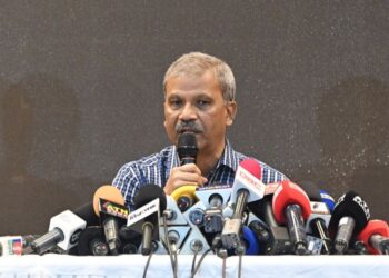 বুঝতে পারছি না, আমরা কীভাবে কী করব : আইন উপদেষ্টা