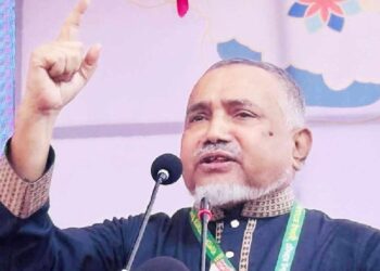 লন্ডনে গিয়ে একটি রাজনৈতিক গোষ্ঠীর চাপের মুখে নির্বাচনের রোডম্যাপ ঘোষণা করেছিলেন প্রধান উপদেষ্টা