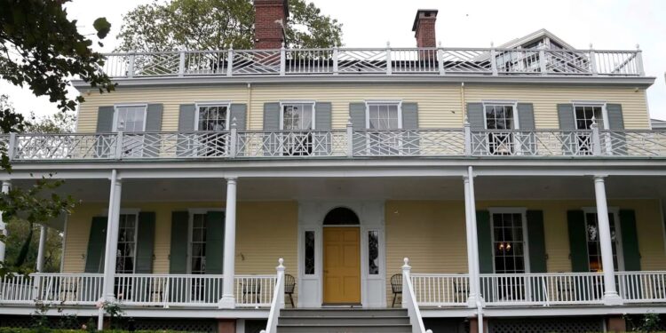 মামদানি এক রুমের বাড়ি থেকে ‘মেয়র প্রাসাদে’