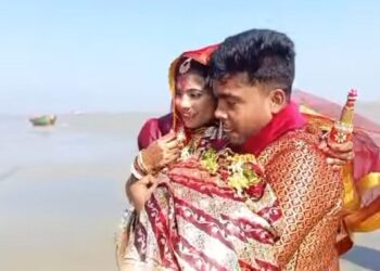 কোলে নিয়ে নববধূকে পার করলেন বর: কোমর সমান পানি, হাঁটু সমান কাদা