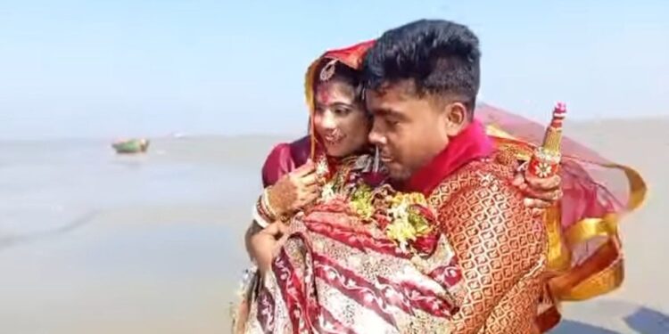 কোলে নিয়ে নববধূকে পার করলেন বর: কোমর সমান পানি, হাঁটু সমান কাদা