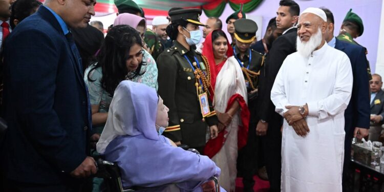 সুন্দর বাংলাদেশের ছবি! সবাই সবার সঙ্গে দেখা করেন কথা বলেন কোলাকুলি করেন!