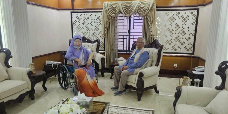 সুন্দর বাংলাদেশের ছবি! সবাই সবার সঙ্গে দেখা করেন কথা বলেন কোলাকুলি করেন!