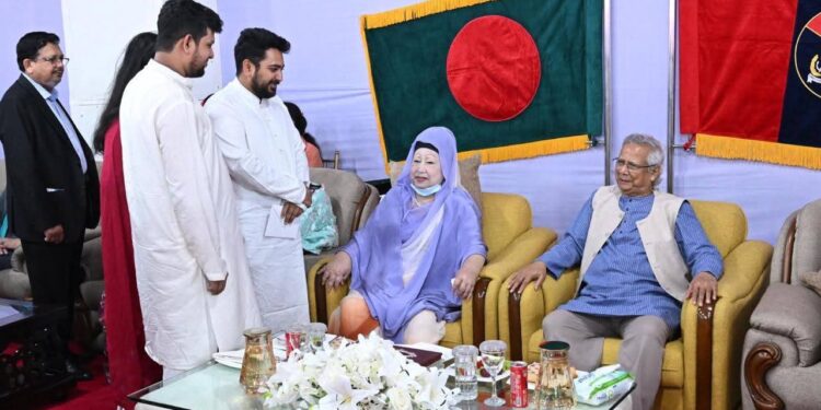 সুন্দর বাংলাদেশের ছবি! সবাই সবার সঙ্গে দেখা করেন কথা বলেন কোলাকুলি করেন!