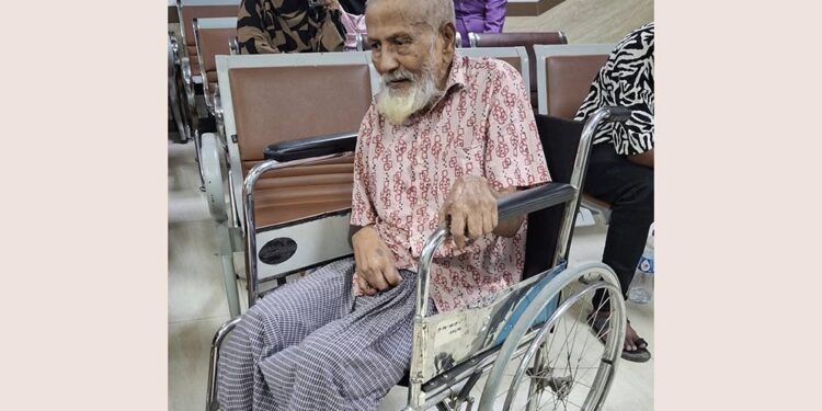 ‘হুইলচেয়ারে আব্বাকে রেখেই ওয়ার্ডবয় জীবন বাঁচাতে দৌড়’