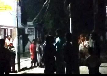 ঘরের বাইরে মানুষ ভূমিকম্পের আতঙ্কে, ছুটছে গ্রামের দিকে