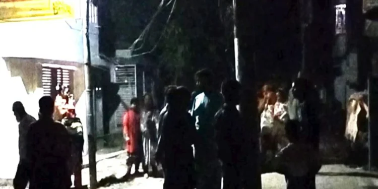 ঘরের বাইরে মানুষ ভূমিকম্পের আতঙ্কে, ছুটছে গ্রামের দিকে