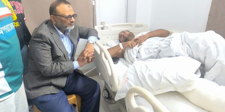 ঢাবি উপাচার্য ছাত্রদল নেতা হামিমসহ দুইজনকে হাসপাতালে দেখতে গেলেন