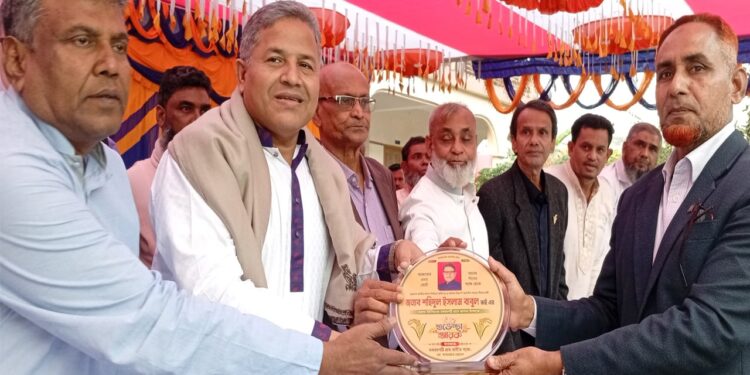 বিএনপিতে যোগদান আওয়ামী লীগের শতাধিক নেতা কর্মীর