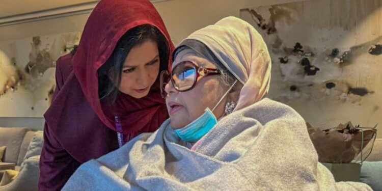 জোবাইদা রহমান এভারকেয়ারে পৌঁছেছেন