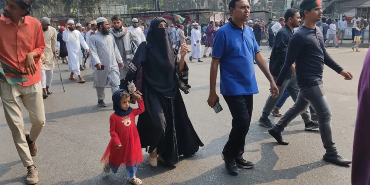 হাদিকে শেষ বিদায় জানাতে বাঁধভাঙা স্রোত, আছেন নারী-শিশুরাও