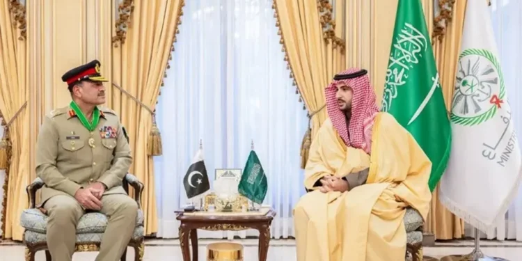 পাকিস্তানের সেনাপ্রধানকে সর্বোচ্চ রাষ্ট্রীয় পদক প্রদান করল সৌদি আরব