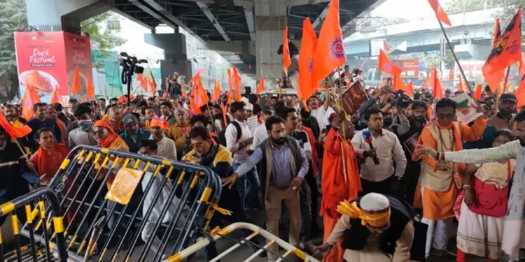 কলকাতায় বাংলাদেশ ডেপুটি হাইকমিশনের সামনে হিন্দুত্ববাদীদের বিক্ষোভ, পুলিশি লাঠিচার্জ