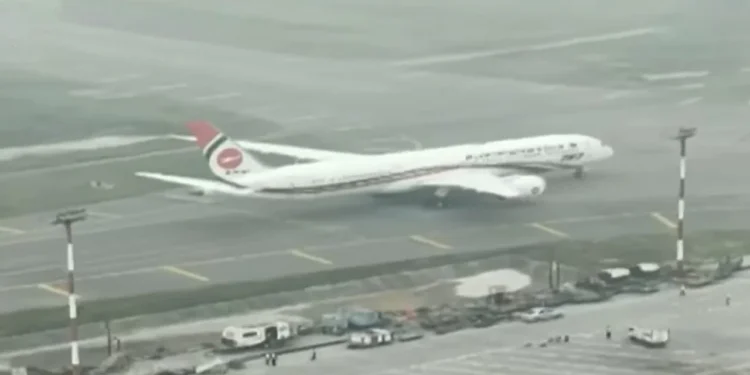 দীর্ঘ প্রতীক্ষার অবসান ঘটিয়ে ঢাকায় পা রাখলেন তারেক রহমান