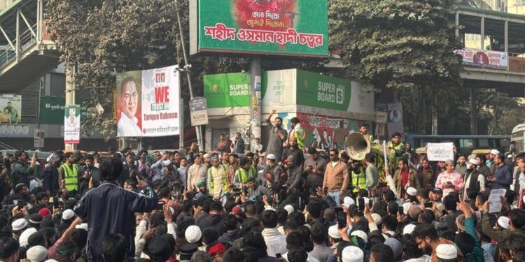 হাদি হত্যার বিচার দাবিতে অবরোধ শাহবাগ, যান চলাচল বন্ধ