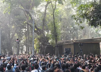 হাদির কবর জিয়ারতে ঢাকা বিশ্ববিদ্যালয়ে তারেক রহমান